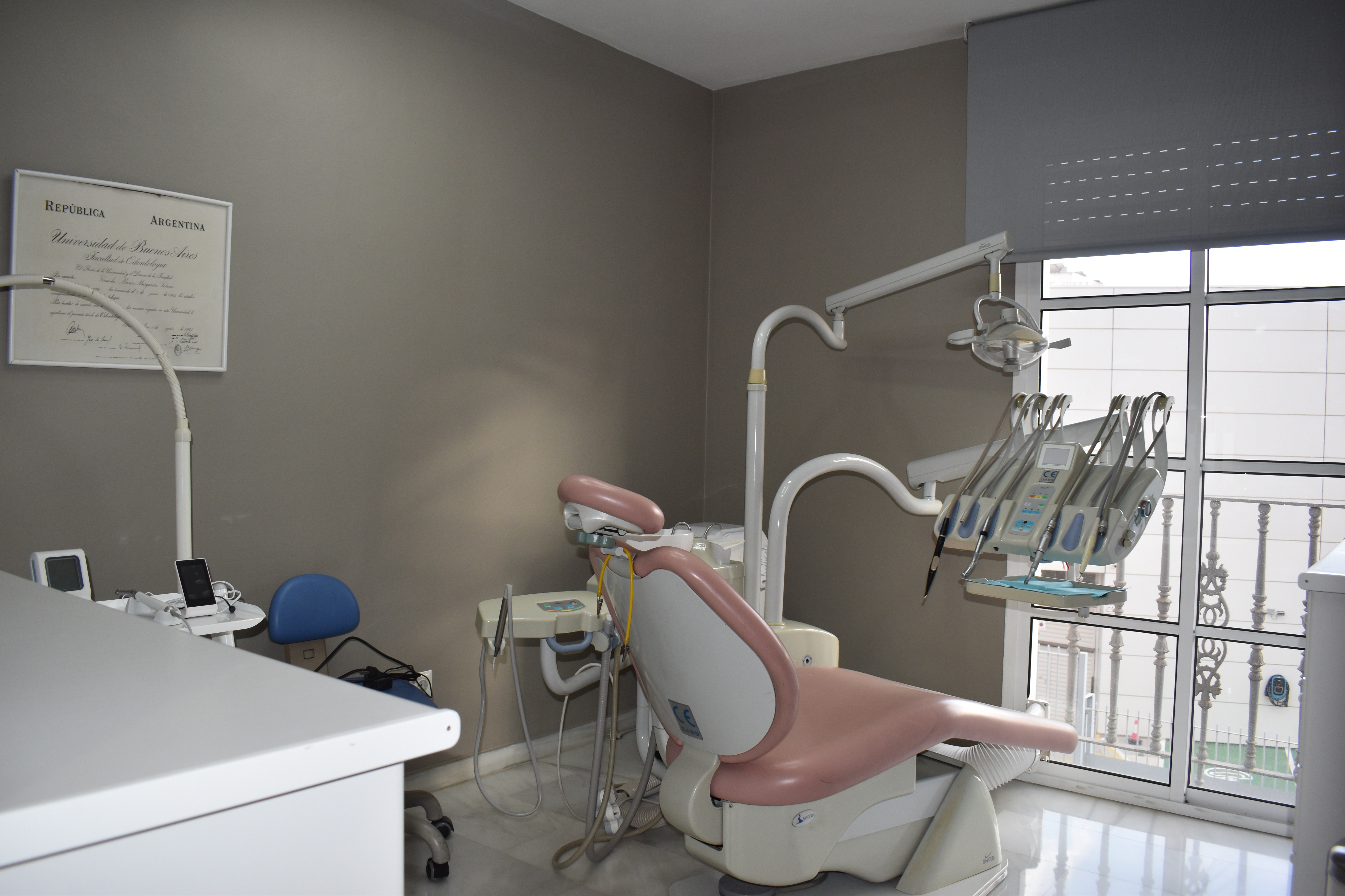 Gabinete dental equipado en CF Dental Clinic, clínica dental en Málaga con atención cercana y familiar.