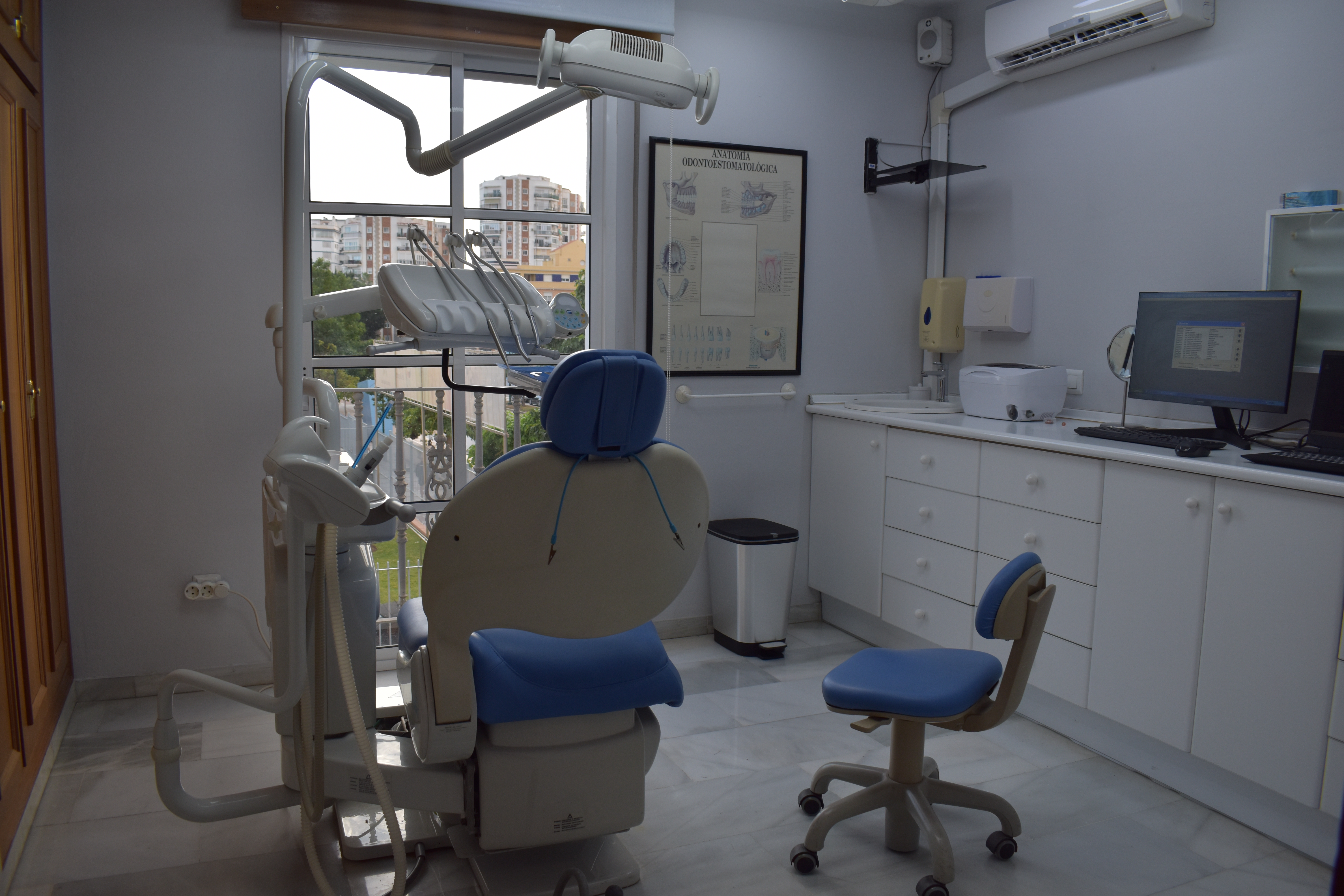 Gabinete dental luminoso en CF Dental Clinic, clínica dental en Málaga especializada en atención familiar y preventiva.